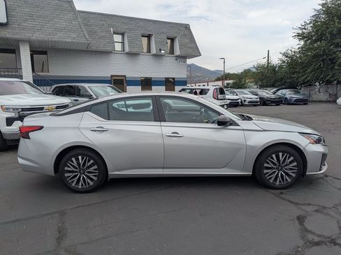 Used 2024 Nissan Altima 2.5 SV image 2