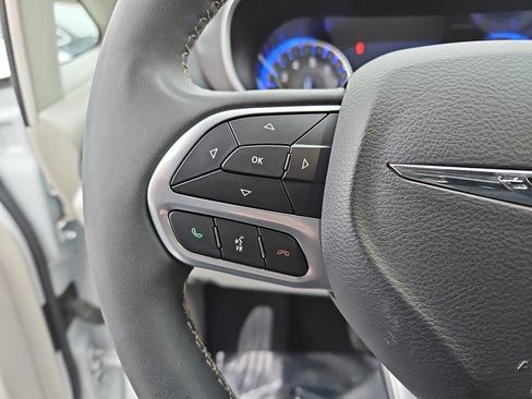Used 2024 Chrysler Pacifica Touring-L FWD image 18
