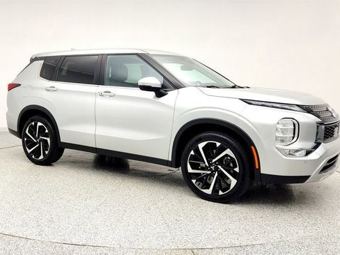 Used 2024 Mitsubishi Outlander SE image 3
