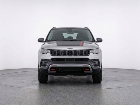 Used 2025 Jeep Compass Trailhawk AWD/4WD image 2