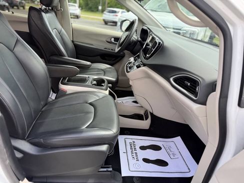 Used 2023 Chrysler Pacifica Touring-L FWD image 29