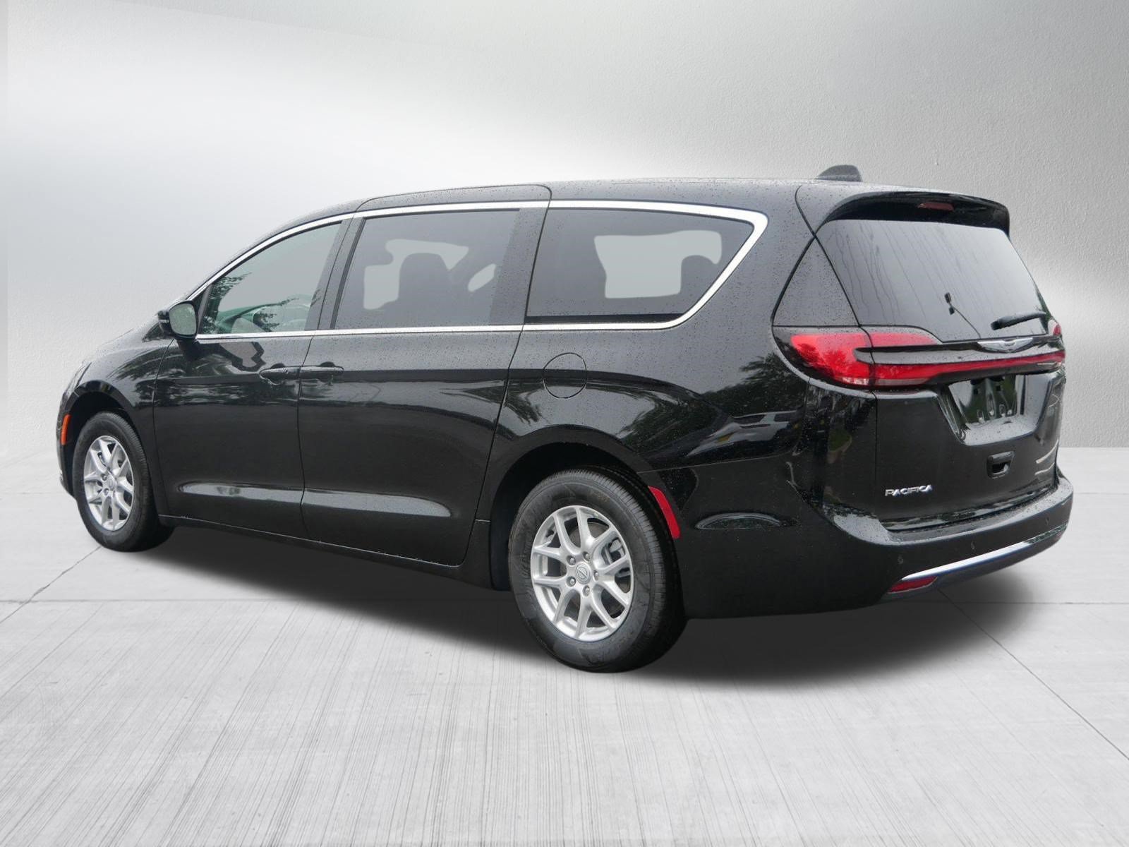 New 2026 Chrysler Pacifica Select FWD image 5