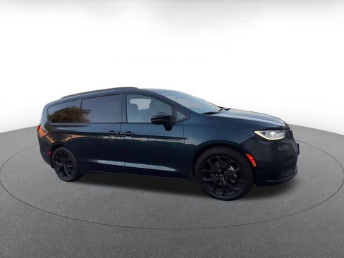 Used 2025 Chrysler Pacifica Limited FWD image 2