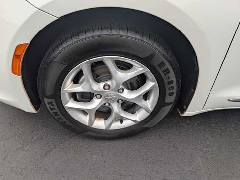Used 2020 Chrysler Pacifica Touring-L w/ Tire & Wheel Group FWD image 6