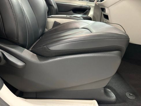 Used 2023 Chrysler Pacifica Touring-L image 60