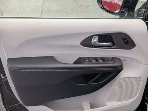 Used 2024 Chrysler Pacifica Touring-L image 14