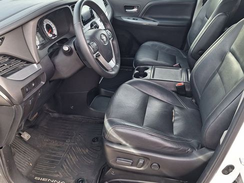 Used 2017 Toyota Sienna SE Premium image 10