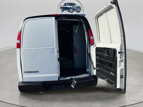 Used 2017 Chevrolet Express 3500 Extended image 9