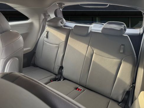 Used 2024 Toyota Sienna XLE image 17