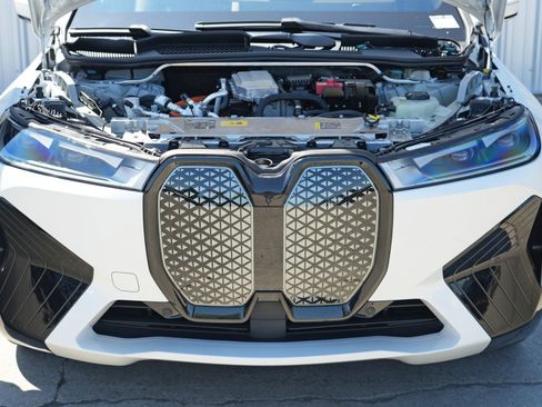 Used 2022 BMW iX xDrive50 w/ Sport Package image 8