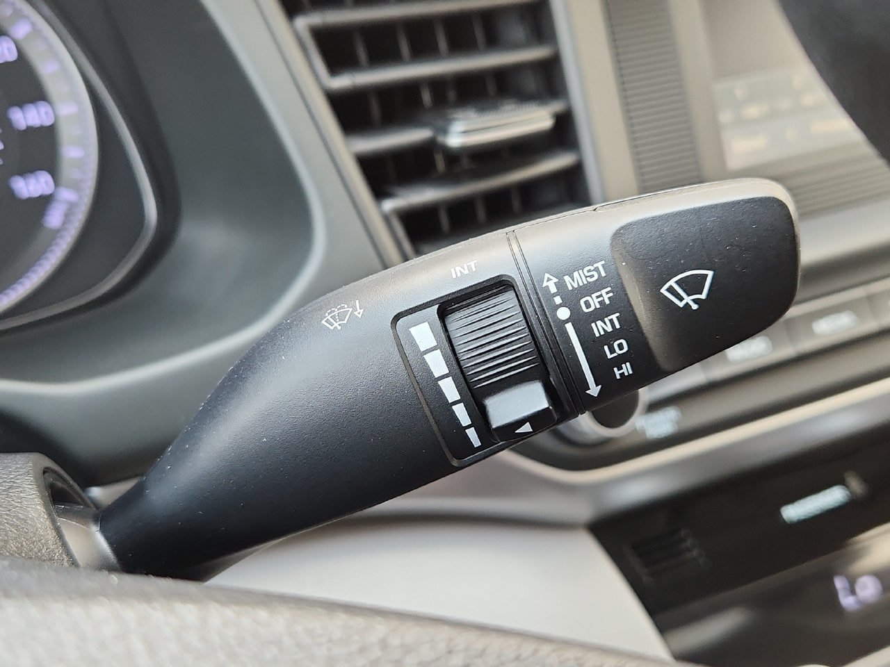 Used 2020 Hyundai Elantra SE FWD image 29