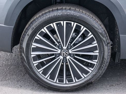 New 2025 Volkswagen Taos SE image 17