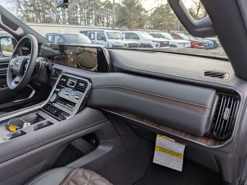 Used 2025 Nissan Armada Platinum Reserve image 42