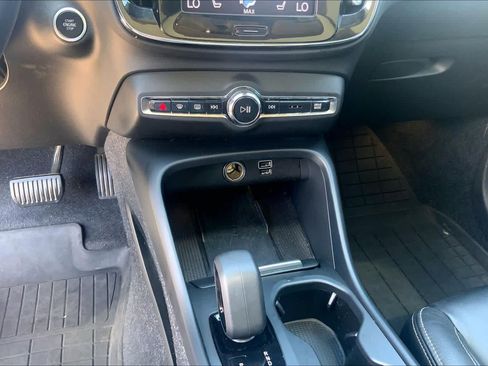 Used 2022 Volvo XC40 T5 Momentum AWD/4WD image 32