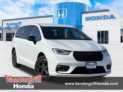 Used 2024 Chrysler Pacifica Select