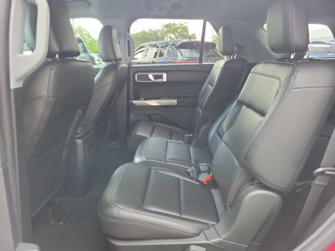 Used 2022 Ford Explorer XLT w/ Equipment Group 202A RWD image 8