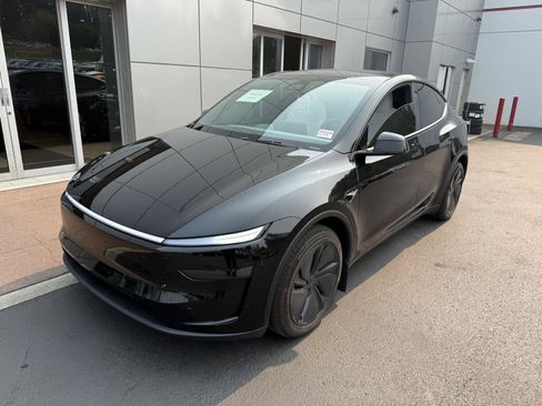 Used 2026 Tesla Model Y Long Range AWD/4WD image 1