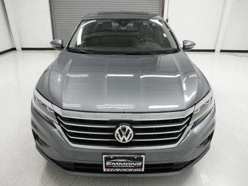 Used 2022 Volkswagen Passat 2.0T SE image 2