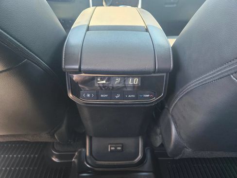 Used 2024 Toyota Highlander XLE AWD/4WD image 6