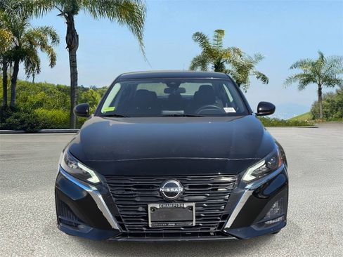 Used 2023 Nissan Altima 2.5 SV AWD/4WD image 3