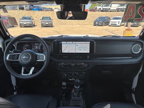 Used 2024 Jeep Wrangler Unlimited Sahara w/ Technology Group AWD/4WD image 21