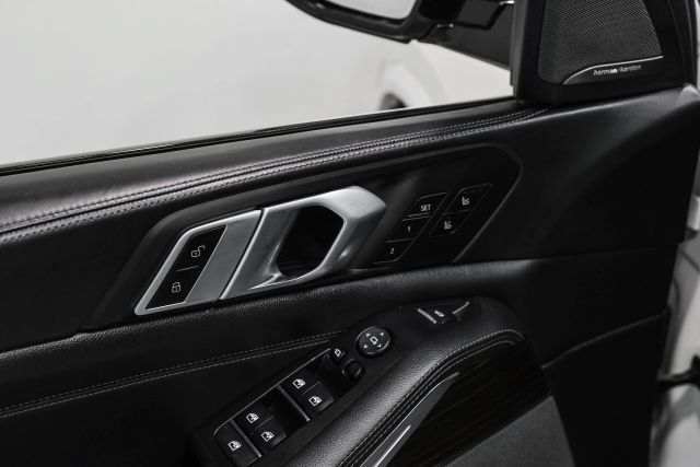 Used 2020 BMW X5 M50i AWD/4WD image 40