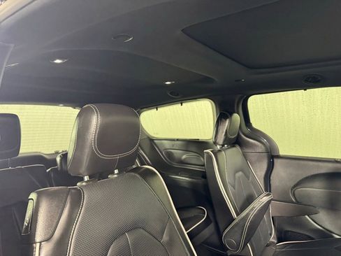 Used 2025 Chrysler Pacifica Limited image 25