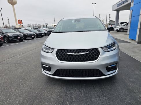 Used 2024 Chrysler Pacifica Touring-L image 8