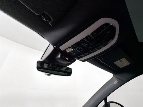 Certified 2026 Porsche Macan AWD/4WD image 25
