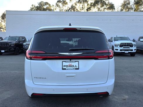 New 2026 Chrysler Pacifica Select image 4
