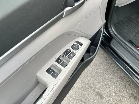 Used 2019 Hyundai Elantra SE FWD image 12