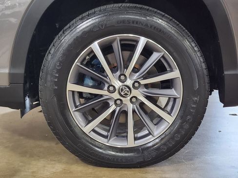 Used 2019 Toyota Highlander XLE FWD image 28