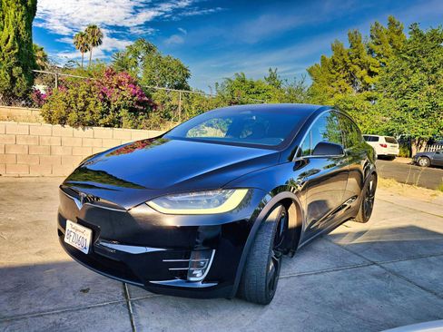 Used 2018 Tesla Model X 75D image 2