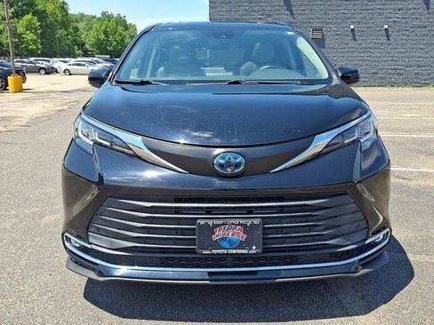 Certified 2021 Toyota Sienna XLE AWD/4WD image 2