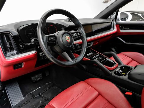 Used 2024 Porsche Cayenne Base image 3