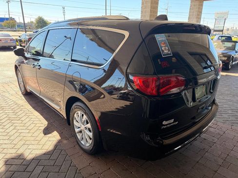 Used 2019 Chrysler Pacifica Touring-L image 8