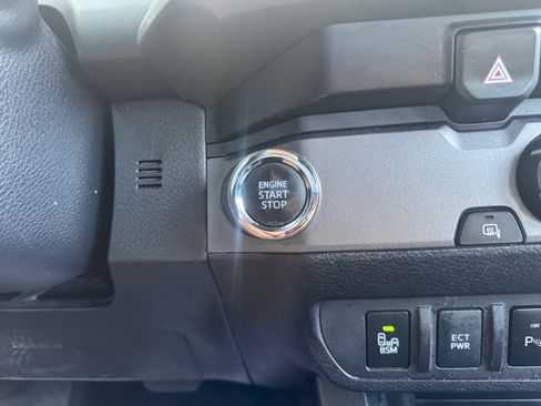 Used 2019 Toyota Tacoma TRD Sport w/ Technology Package image 30