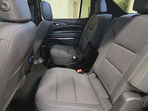 Used 2025 Chevrolet Traverse LT image 14