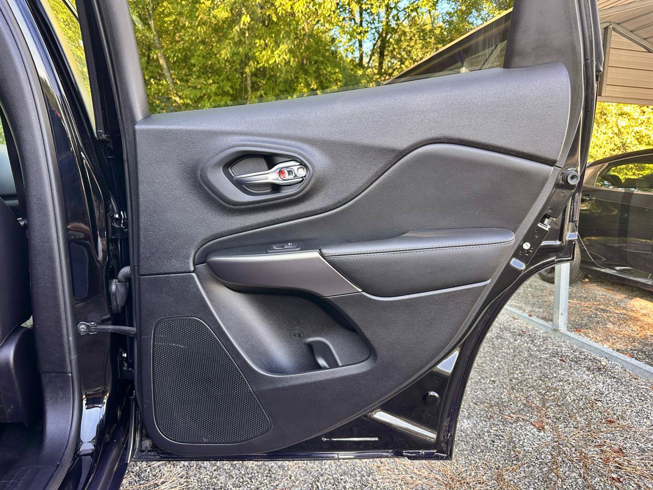 Used 2019 Jeep Cherokee Limited FWD image 33