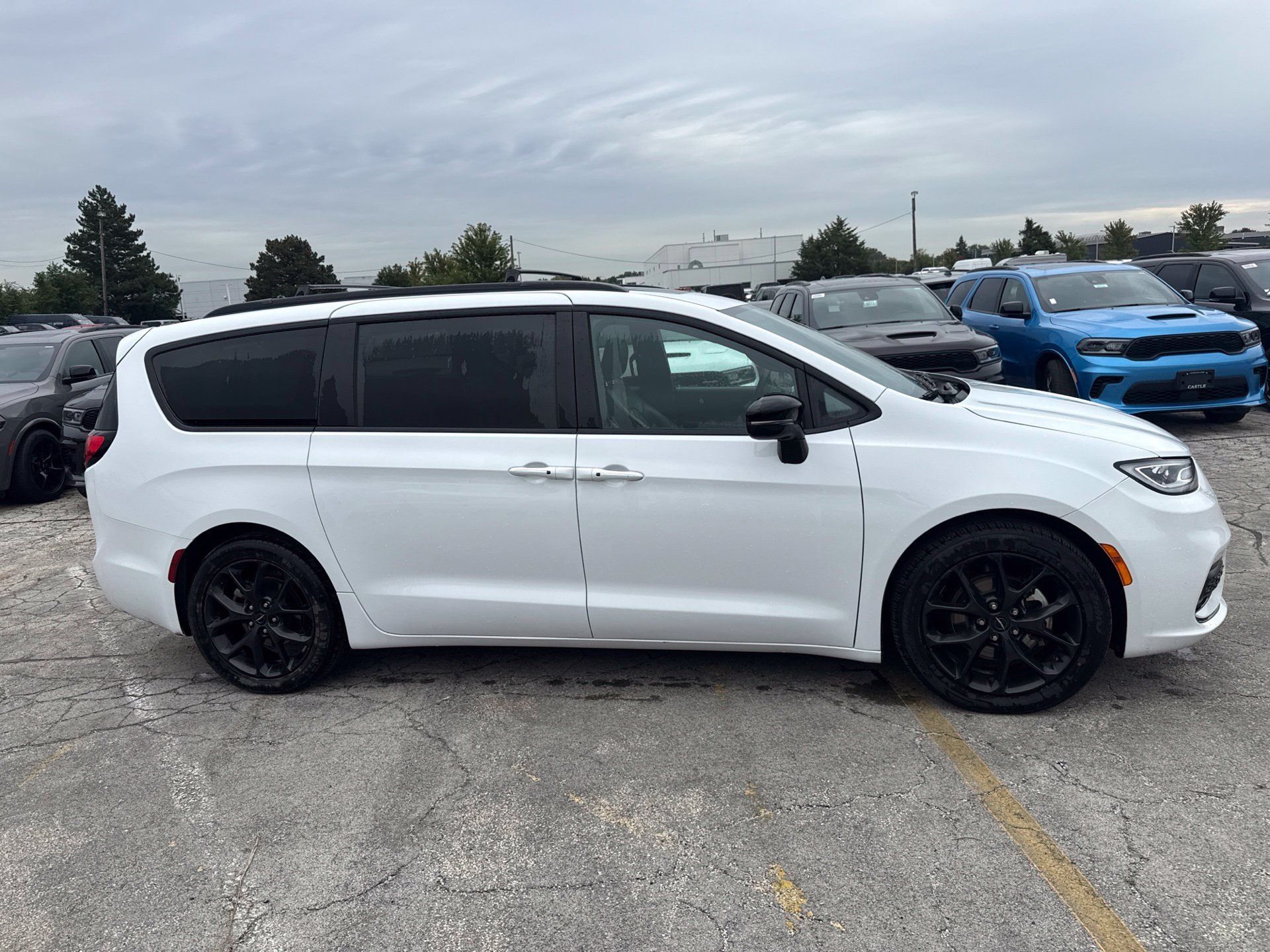 Used 2025 Chrysler Pacifica Limited FWD image 5