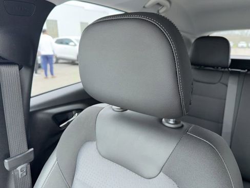 Used 2025 Chevrolet Trax LT w/ LT Convenience Package image 46