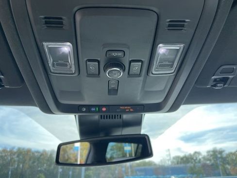 New 2025 Chevrolet Suburban Premier image 38