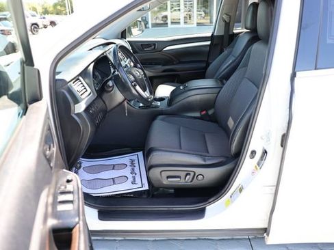 Used 2018 Toyota Highlander Plus AWD/4WD image 15