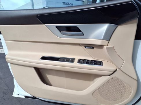 Used 2018 Jaguar XF Premium image 28