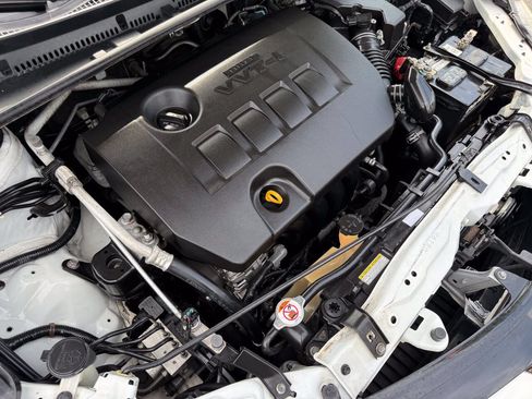 Used 2018 Toyota Corolla LE FWD image 30