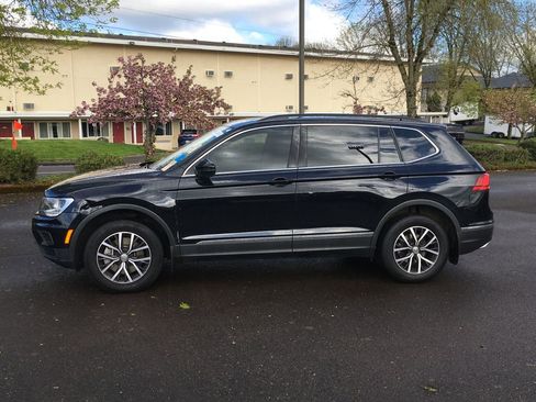 Used 2020 Volkswagen Tiguan SE w/ Panoramic Sunroof Package image 3