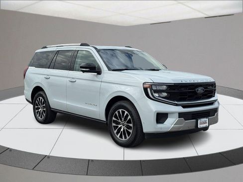 Used 2025 Ford Expedition Platinum image 2