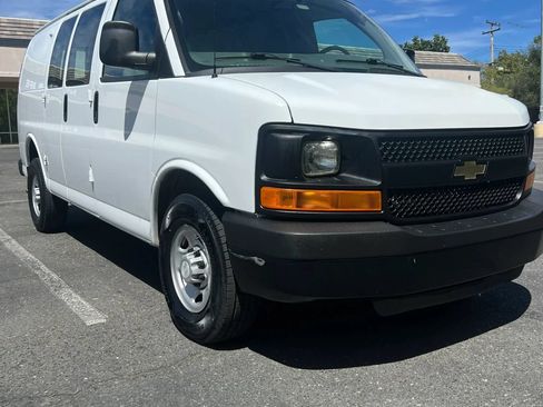 Used 2015 Chevrolet Express 2500 RWD image 3