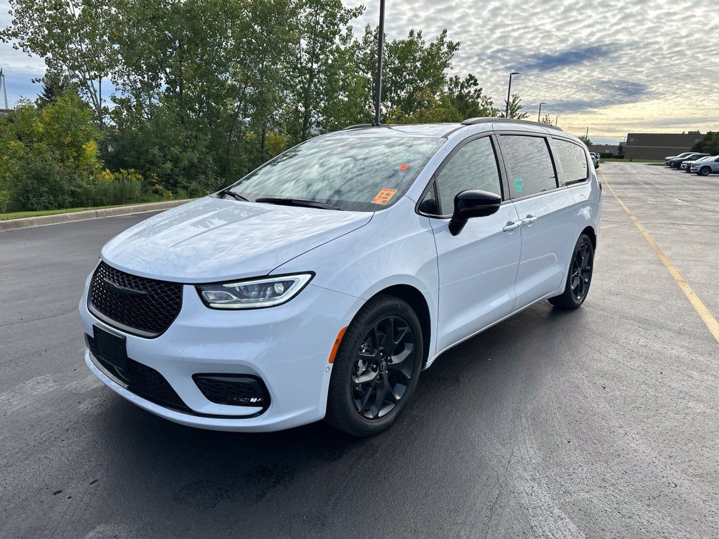 Used 2025 Chrysler Pacifica Limited w/ Uconnect Theater Family Group FWD image 7