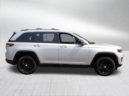 Used 2023 Jeep Grand Cherokee Laredo X AWD/4WD image 8